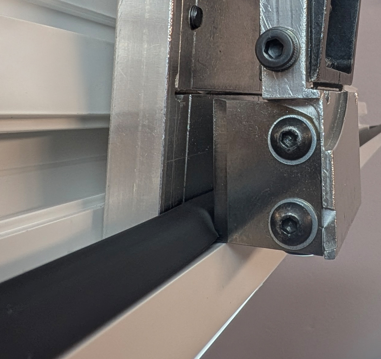 Ausstanzung der Flügeldichtung als Positionsmarkierung für einen Fensterfalzlüfter