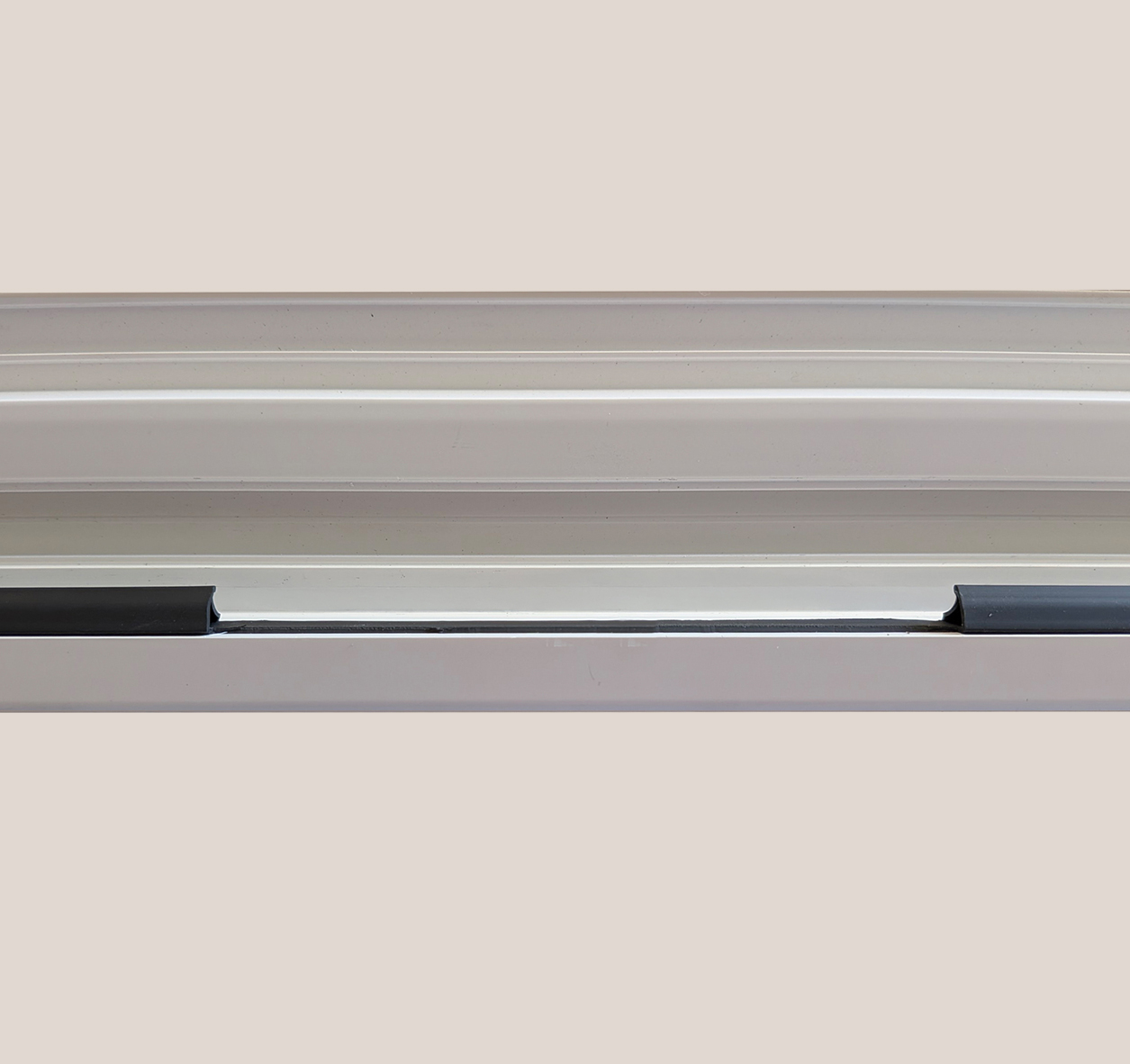 Neben dem Ausstanzen kann die spätere Einbauposition des Fensterfalzlüfters auch automatisch markiert werden.